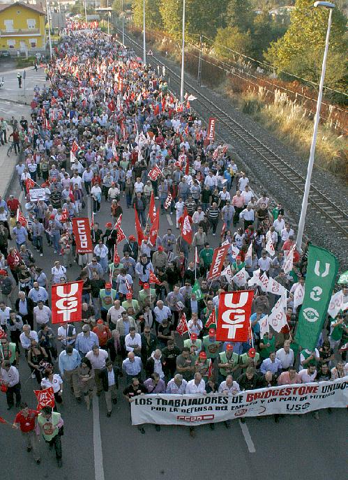 Miles de personas participaron en la manifestación convocada por trabajadores de Bridgestone.