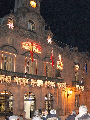En la fotografía de María González, la iluminación de la fachada del Ayuntamiento de Torrelavega.