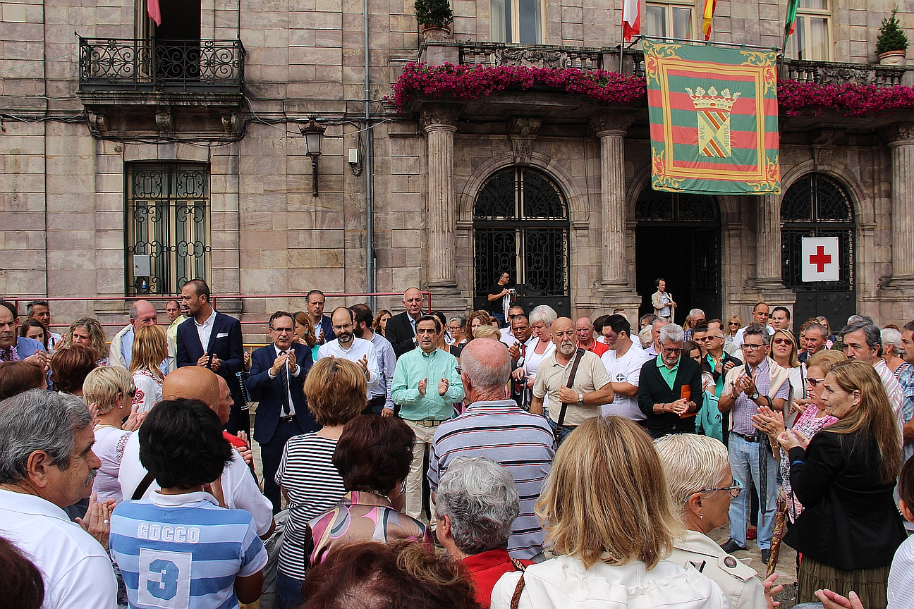 Cientos de personas muestran en Torrelavega su repulsa al brutal atentado terrorista en Barcelona