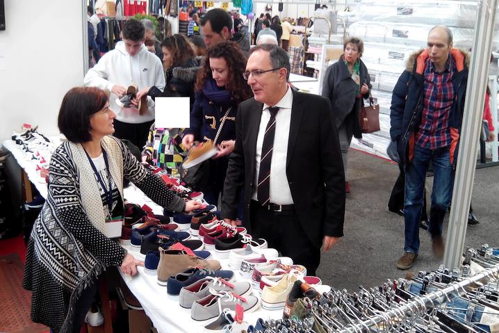 El Alcalde de Torrelavega José Manuel Cruz Viadero recorre los comercios inscritos en la Feria del Stock - Arranca la Feria del Stock, con la participación de 80 comercios locales