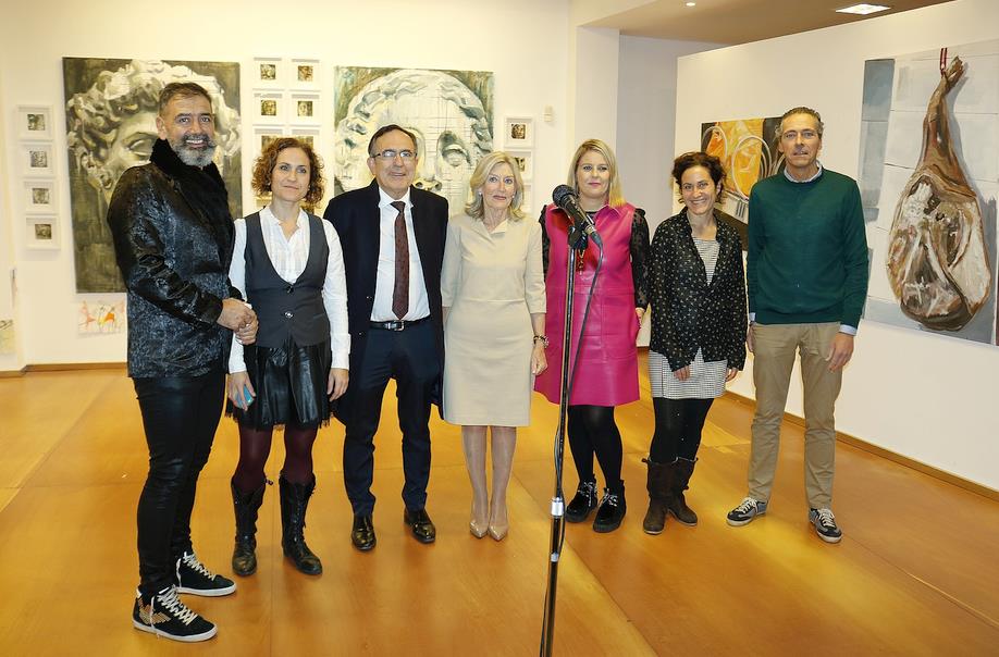 La sala Mauro Muriedas acoge la exposición que conmemora los 40 años de la Escuela de Arte Eduardo López Pisano