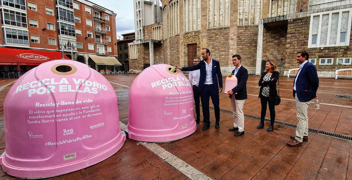 Torrelavega se suma a la campaña ‘Recicla vidrio por ellas’ con dos iglús rosa en la Plaza Baldomero Iglesias