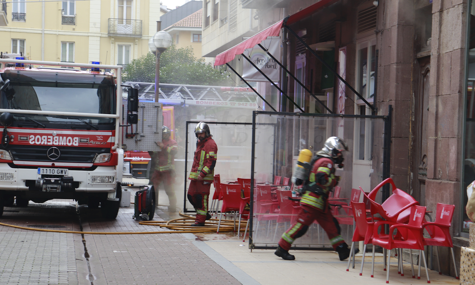 Los Bomberos de Torrelavega sofocan un incendio que afectó a la cafetería Urbano´s - (C) Fotos: David Laguillo-CANTABRIA DIARIO