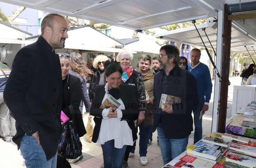 Javier López Estrada, Esther Vélez, Carlos Alcorta y una amplia representación de la Corporación Municipal han recorrido las casetas ubicadas en la Avenida de España - Arranca Libreando VII, la Feria del Libro de Torrelavega
(C) Fotos: David Laguillo-CANTABRIA DIARIO