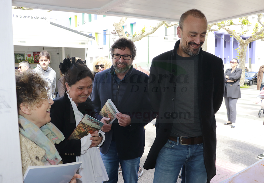 Javier López Estrada, Esther Vélez, Carlos Alcorta y una amplia representación de la Corporación Municipal han recorrido las casetas ubicadas en la Avenida de España - Arranca Libreando VII, la Feria del Libro de Torrelavega
(C) Fotos: David Laguillo-CANTABRIA DIARIO