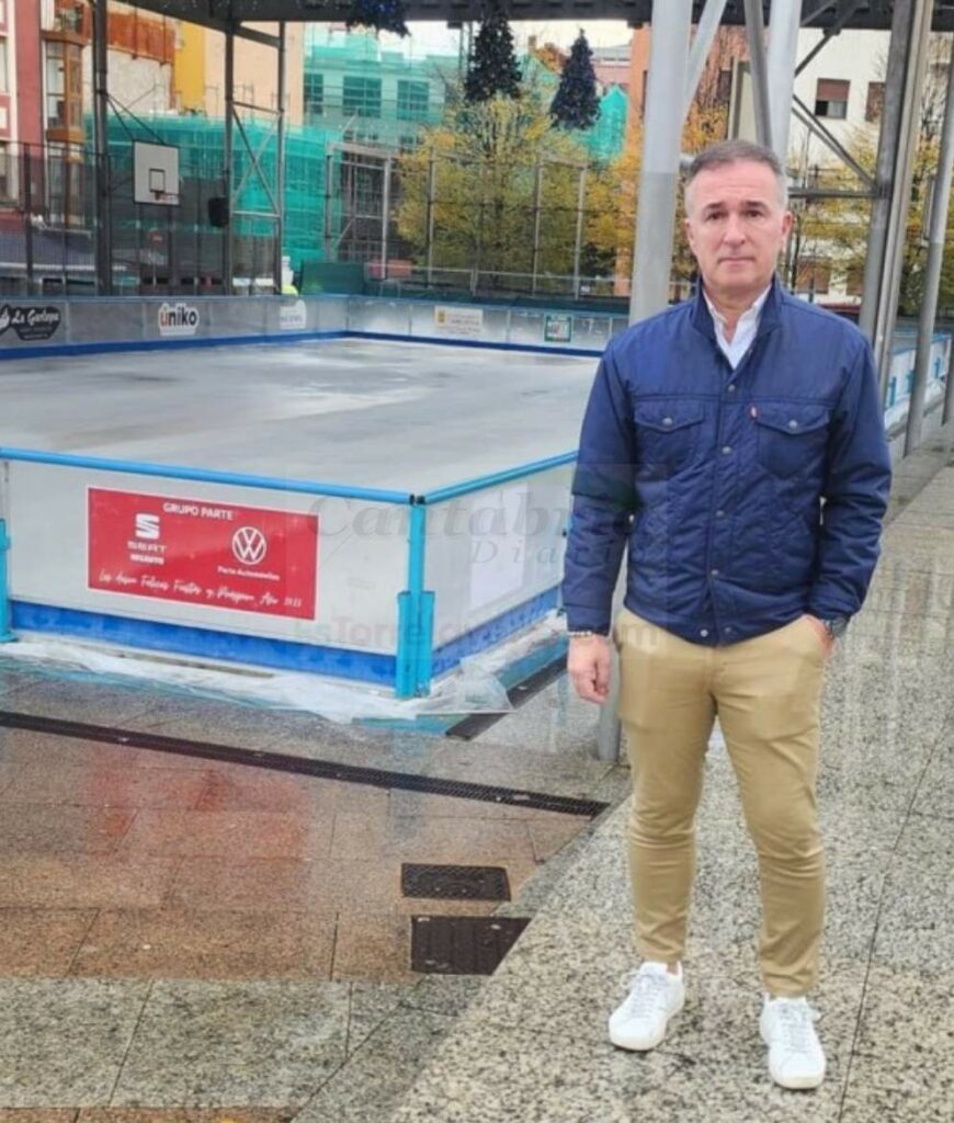 Quique Gómez Zamanillo frente a la pista de hielo - El PP asegura que la pista de hielo de Navidad funciona 'sin contrato'