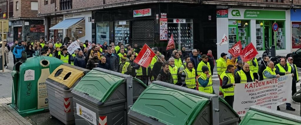 La plantilla de la logística de Solvay lleva sus reivindicaciones a las calles de Torrelavega