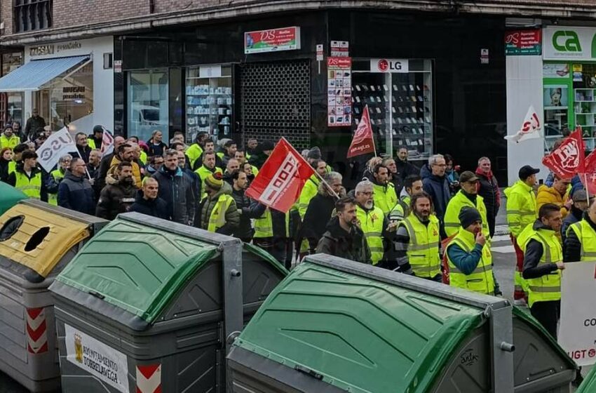  La plantilla de la logística de Solvay lleva sus reivindicaciones a las calles de Torrelavega