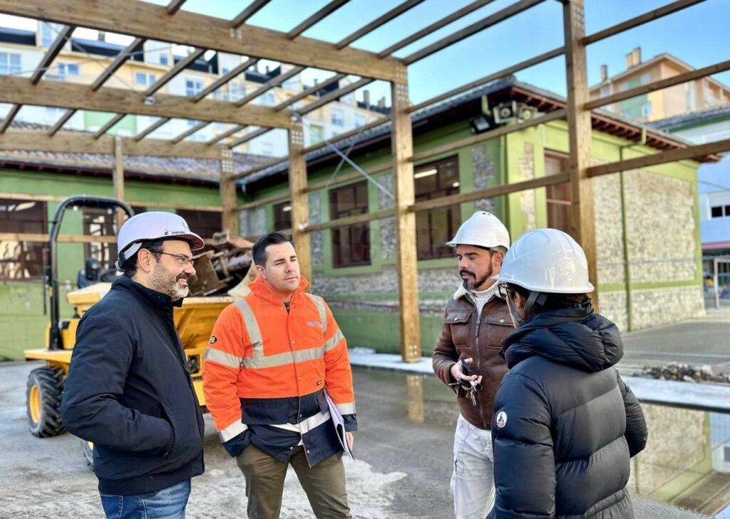 Las obras de instalación de la cubierta del patio del colegio Menéndez Pelayo “avanzan a buen ritmo”